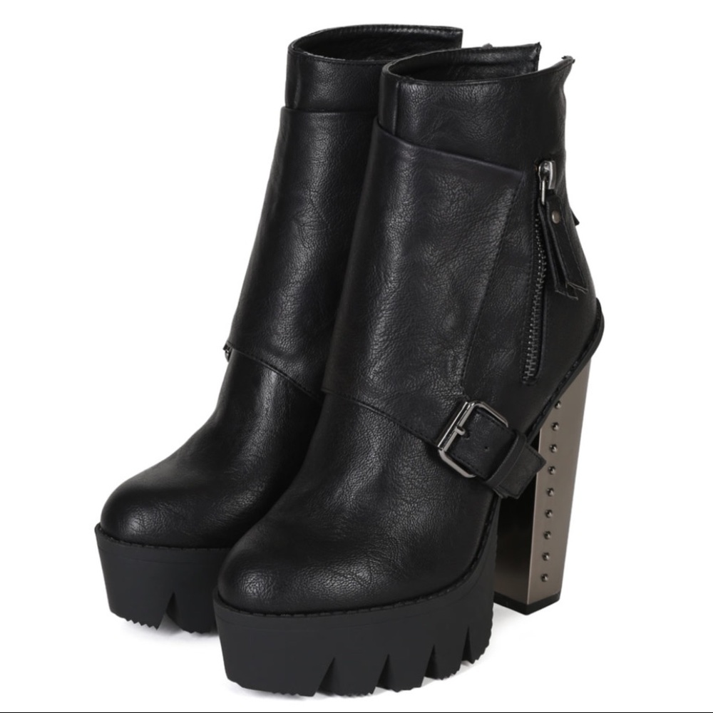 🖤 Lug Sole Buckle Platforms